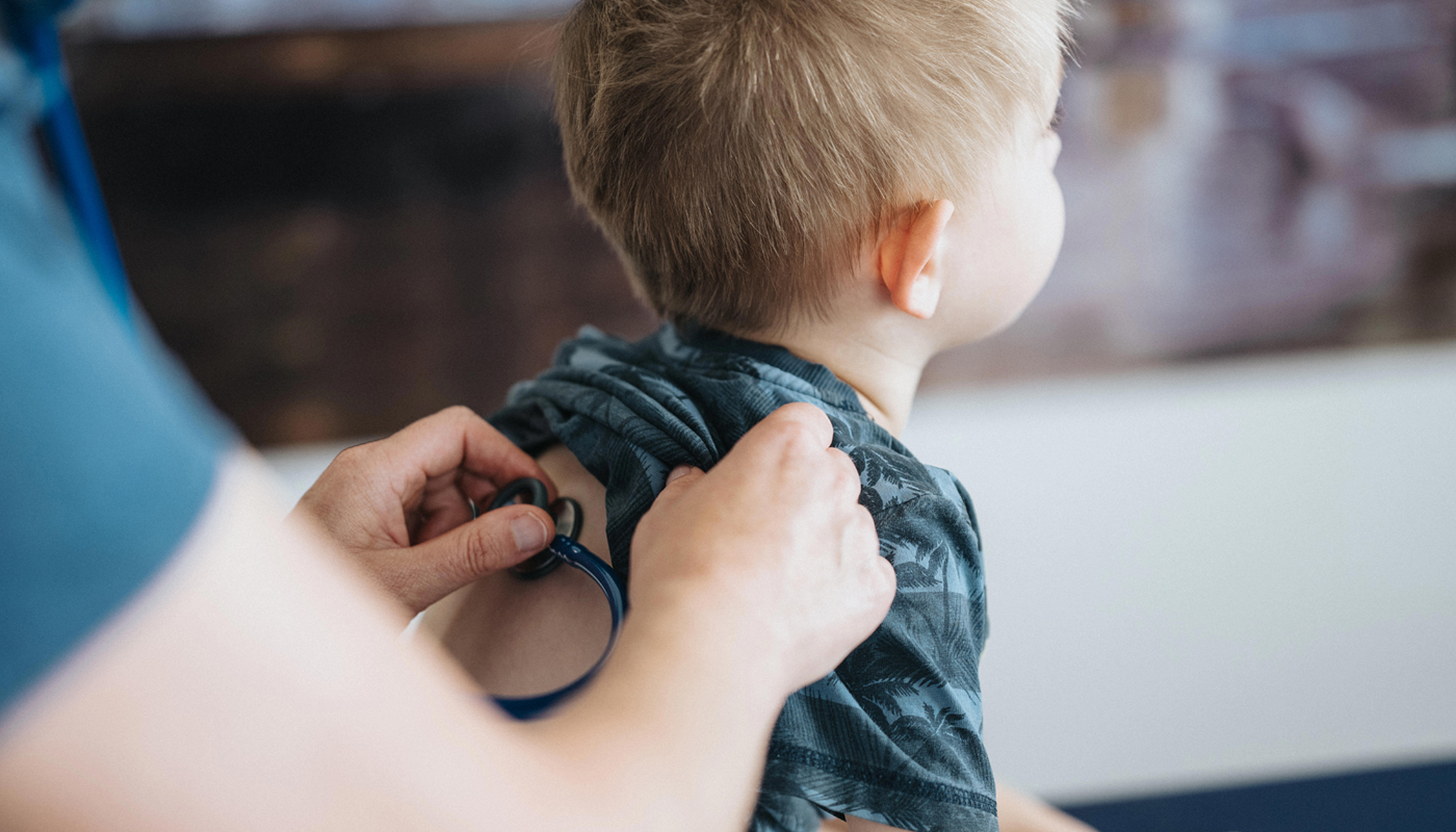 Kind wird in der Kinder- und Jugendarztpraxis Dr. Bindl. und Dr. Schwering mit einem Stethoskop abgehört